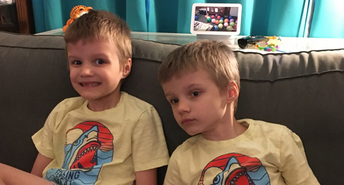 Светът на децата с аутизъм - история с двама близнаци