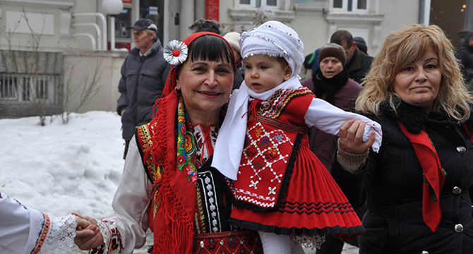 Празнуваме Бабинден - деня на родилната помощ. Какви са обредите и как се празнува?