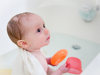 Билкова вана за проблеми с бебешката кожа