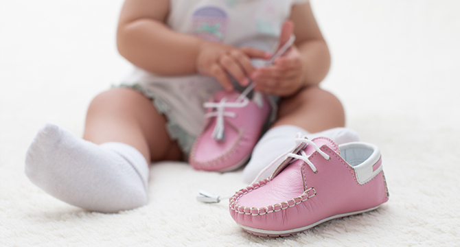Кога и колко пъти да заведем бебето на ортопед ? Какви обувки да изберем?