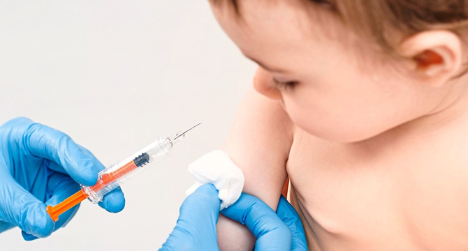Първите ваксини на бебето трябва да се отложат, ако майката е с активна COVID инфекция