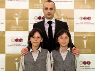 Димитър Бербатов подари нов роял на талантливите близнаци Хасан и Ибрахим