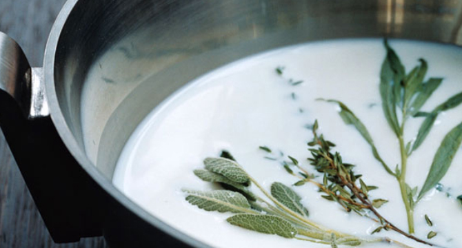 Кои са най-популярните рецепти на билки, киснати в прясно мляко?