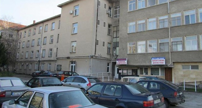 Млада писателка дари кувьоз на болницата в Горна Оряховица