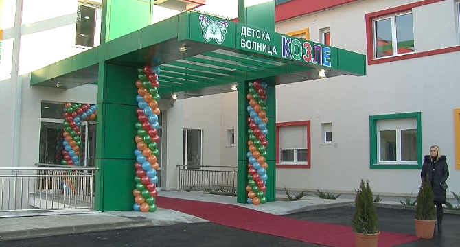 100 малки пациенти от болница в Скопие получиха подаръци от България