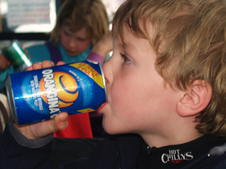 Колко вредни са газираните напитки за децата?