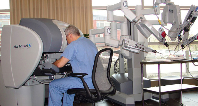 Хирурзи от 4 специалности оперират с най-новото поколение на робота Да Винчи