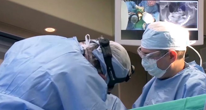 Хирурзи спасиха 5-годишно дете с прерязана от стъкло ръка