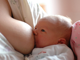Как да се убедите, че вашето бебе получава достатъчно мляко?