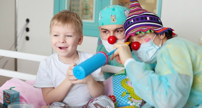 Медицински клоуни веселят децата на Първия учебен ден в Националната кардиоболница