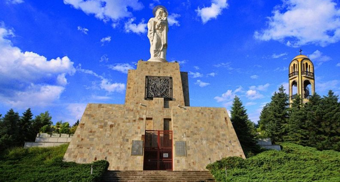 Посетете прекрасният монумент на Богородица в Хасково