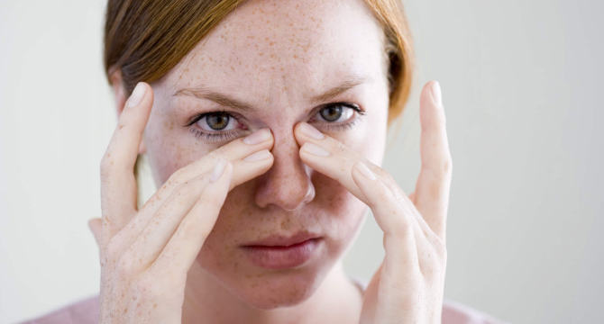 Повишената киселинност на тялото се открива и по сенките под очите