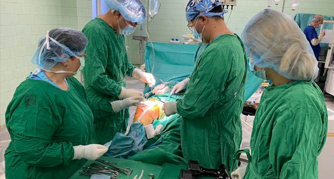 Травматолози и съдов хирург спасиха мъж с рак на ларинкса и белия дроб