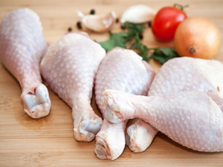 Пилешкото месо, което се продава в България е с 50% вода