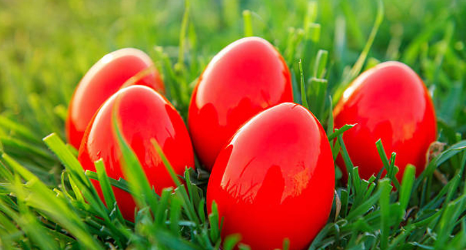 Как да боядисаме яйцата като използваме естествени бои?