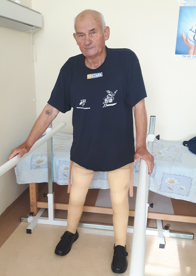 Мъж без крака проходи след 10 години в количка