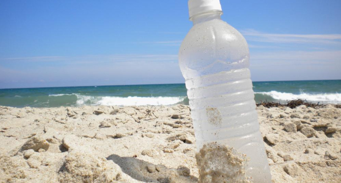 Вода в пластмасови бутилки и нагрята в жегите е вредна за здравето!