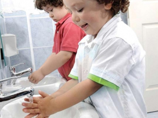 Как да научим детето да мие ръцете си