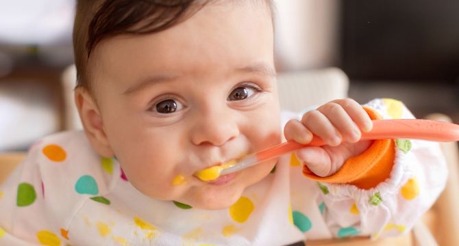 Най-новите препоръки за това как да храним бебето