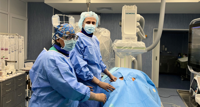 Замениха сложна операция с иновативен безкръвен метод за имплантиране на стент графт